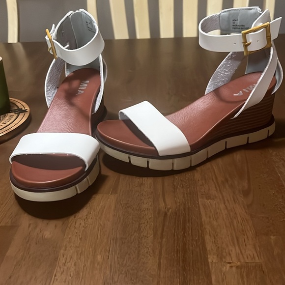 White sandals - Picture 2 of 4